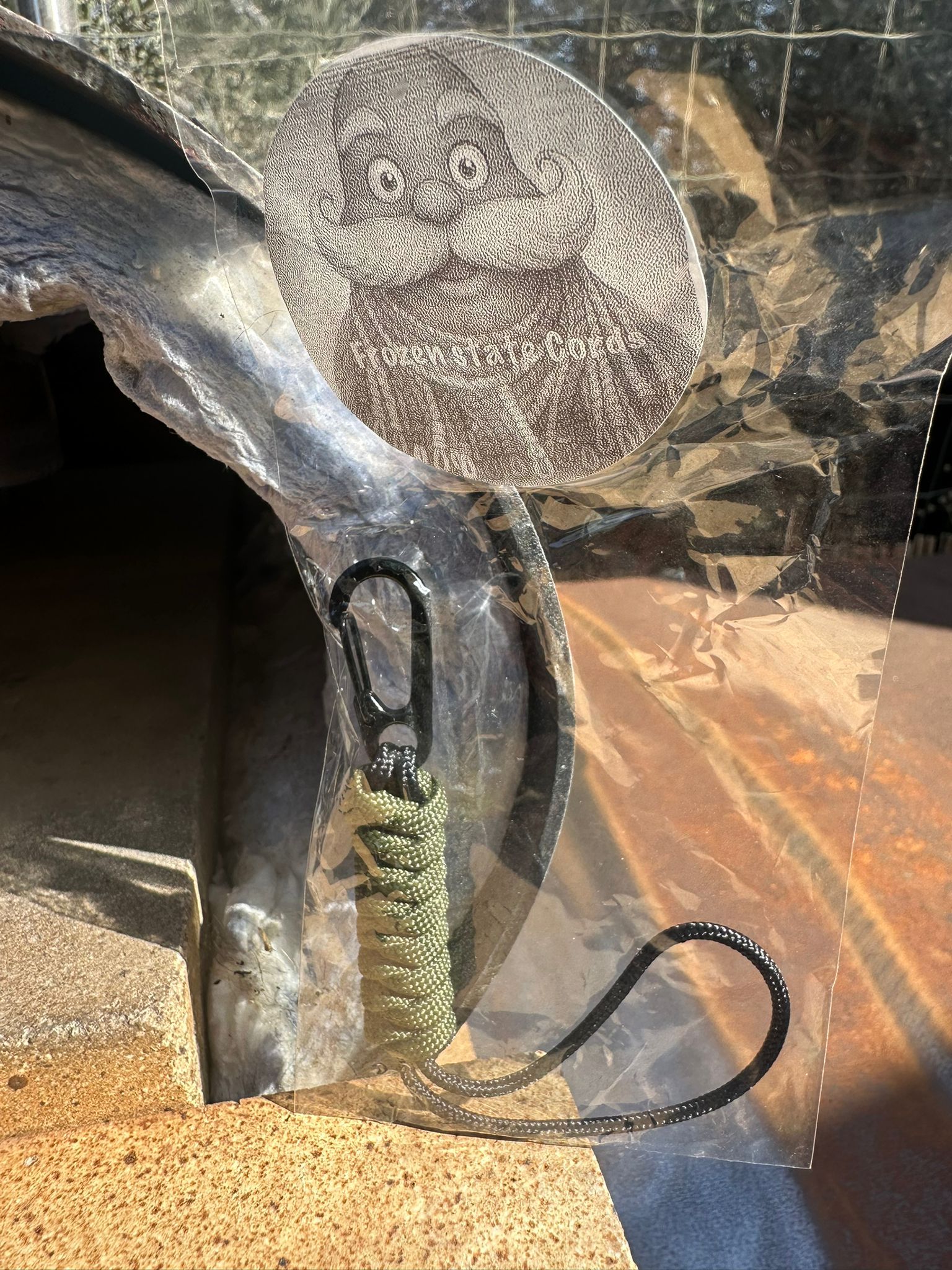חוט טקטי לסכין או פנס