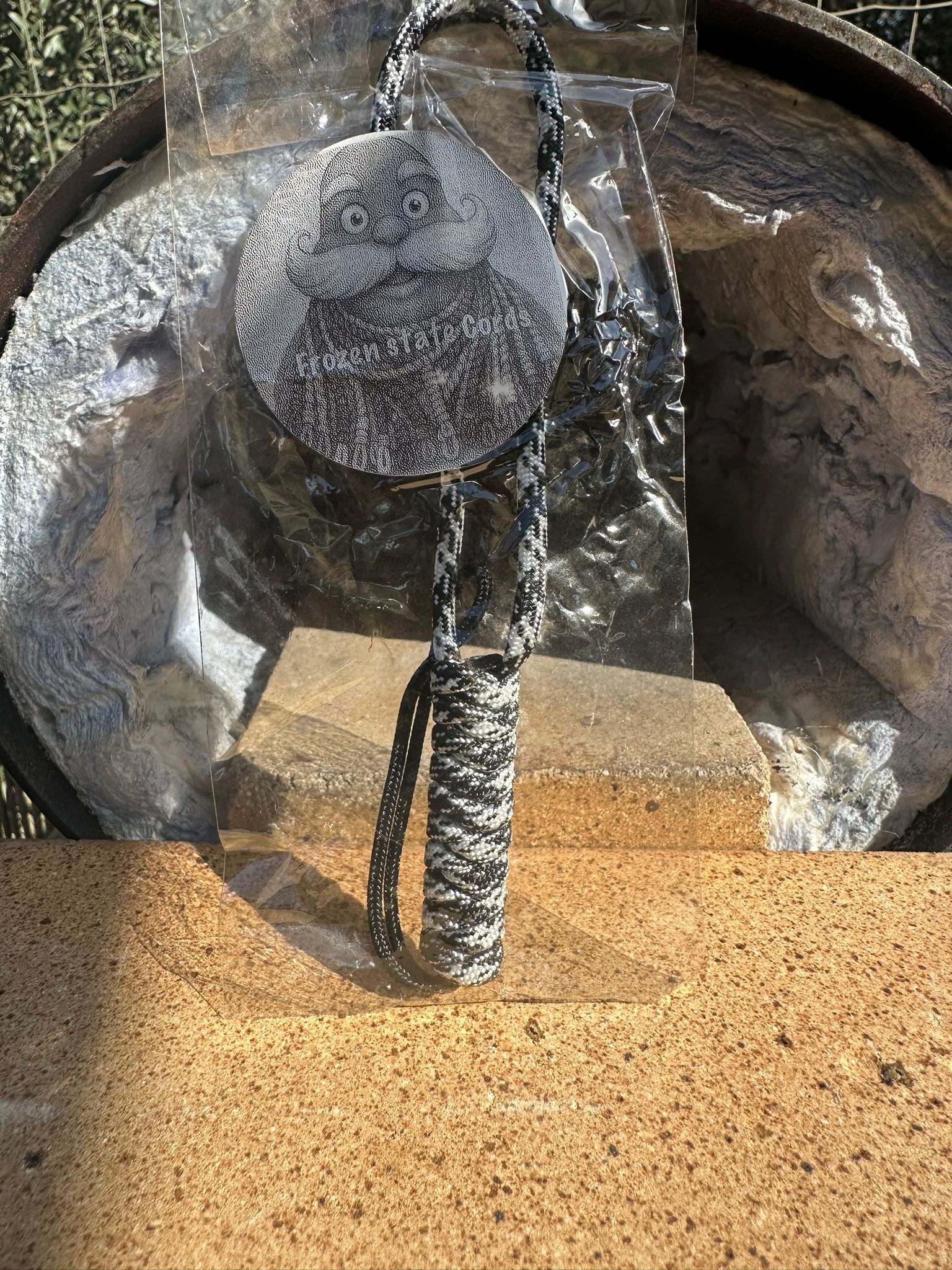 חוט טקטי לסכין או פנס